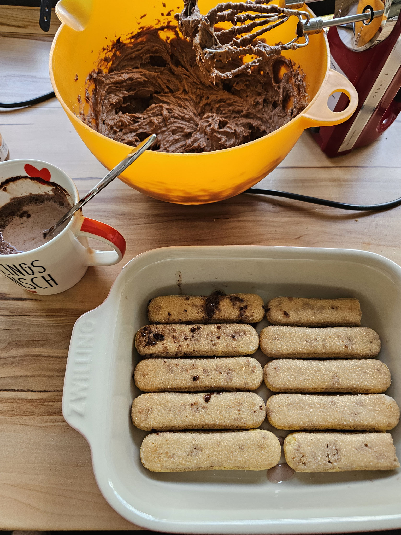 Löffelbiskuit in der Auflaufform für Erdbeer-Tiramisu mit Rocher