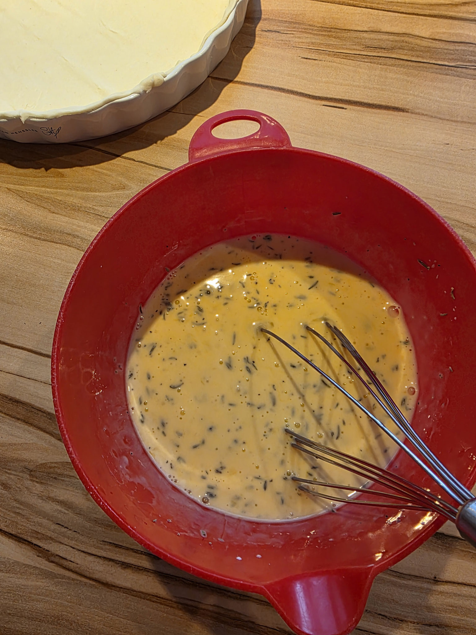 Füllung für Spargelquiche mit Thymian versehen und das Ganze Verrühren