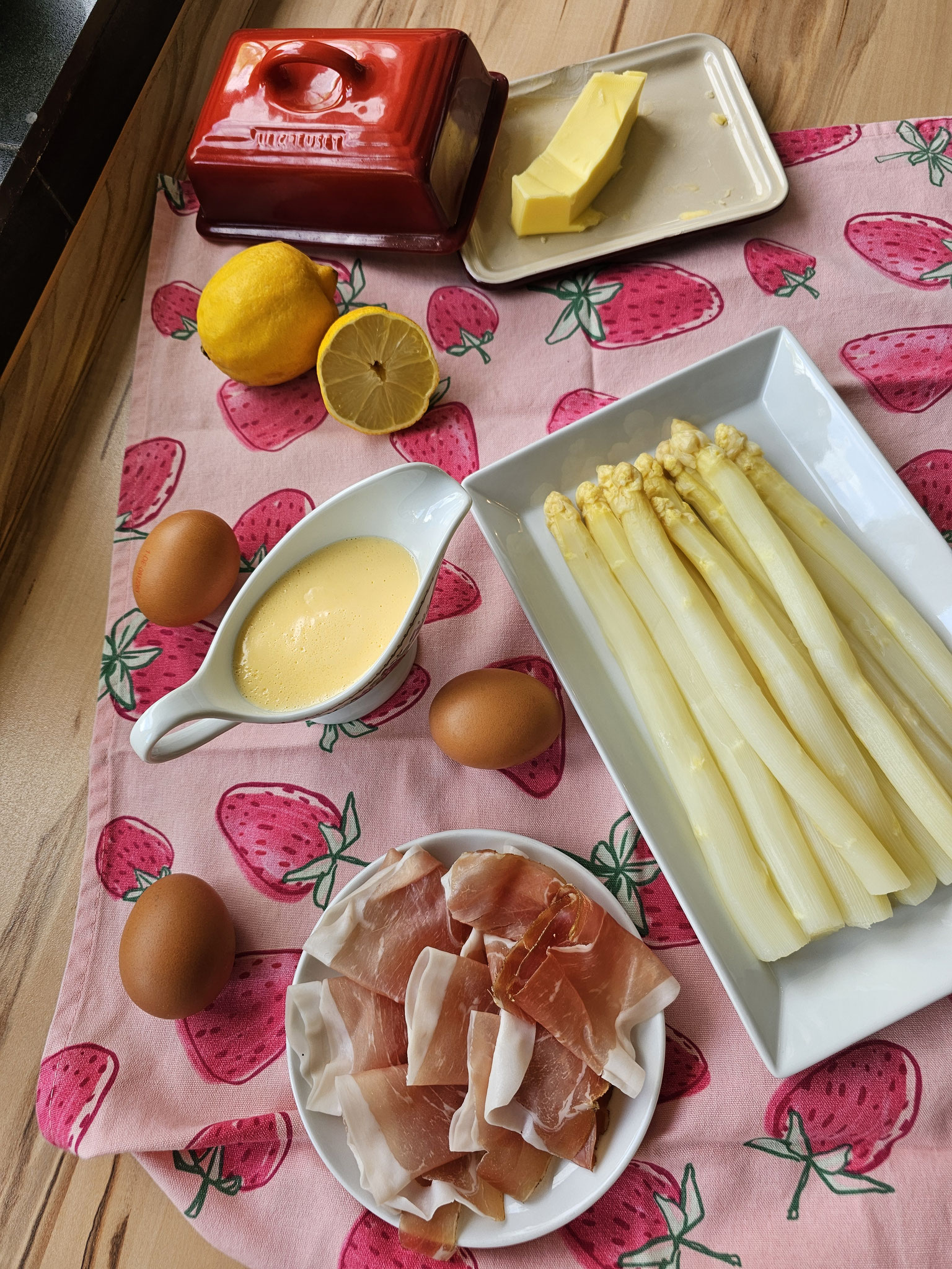 Stangenspargel mit Schinken und selbstgemachter Sauce Hollandaise