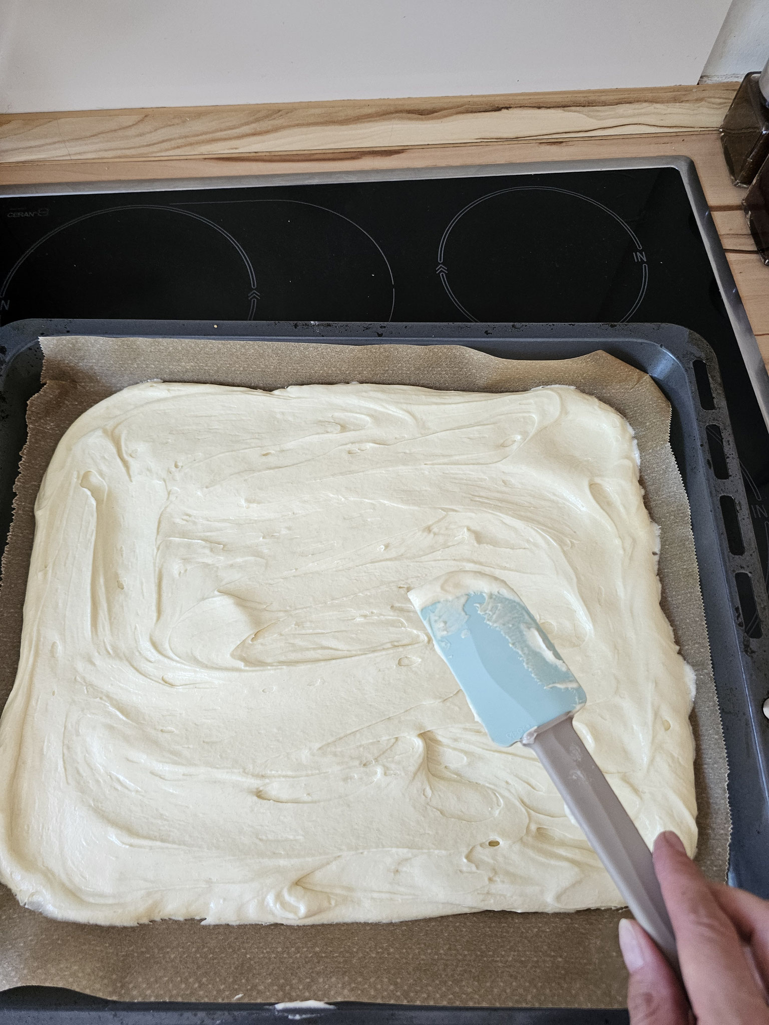 Fertigen Teig für Johannisbeer Blechkuchen gleichmäßig auf dem Blech verteilt