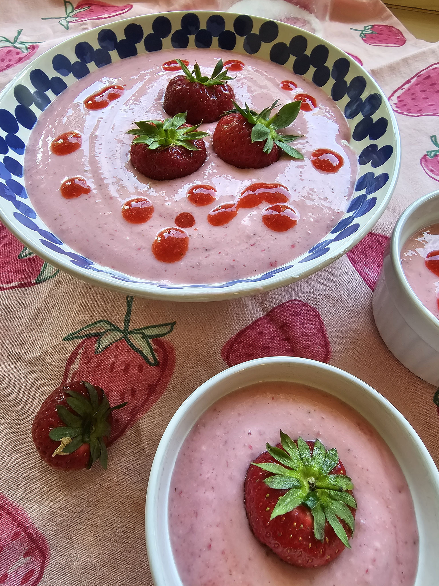 selbstgemachter Erdbeerjoghurt verzehrbereit in einer Keramikschüssel