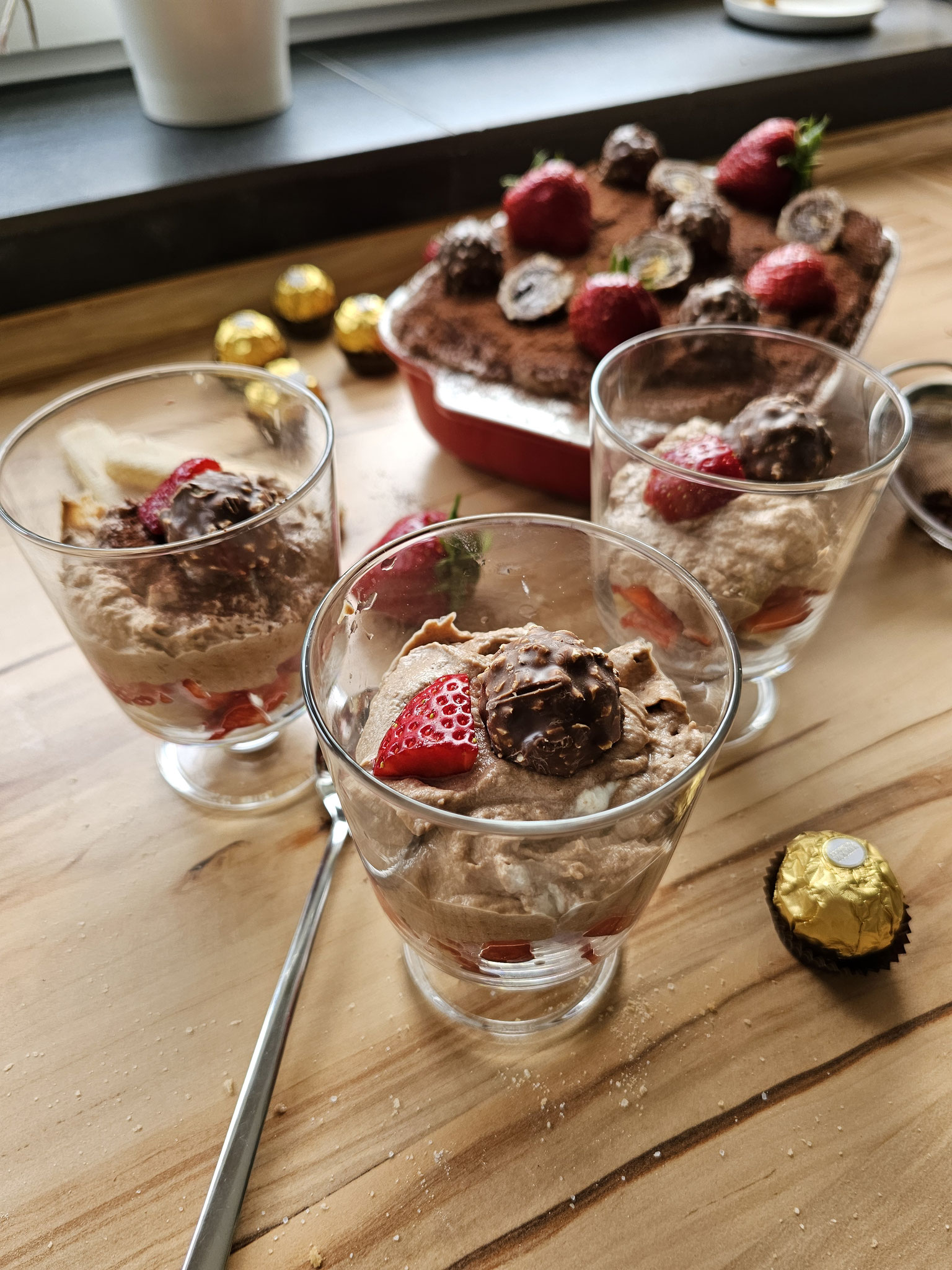 Erdbeer Tiramisu im Glas mit Rocher und Mascarpone
