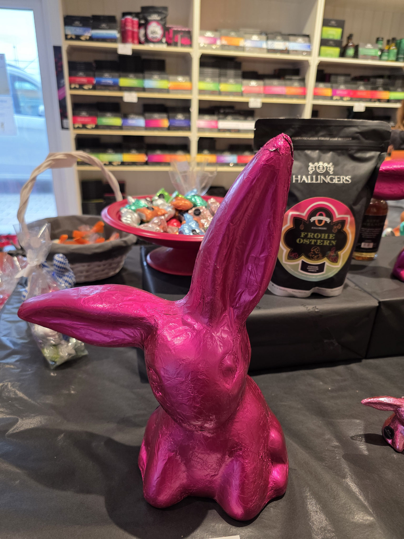 pinker großer Schokoladenhase von Hallingers Genussmanufaktur