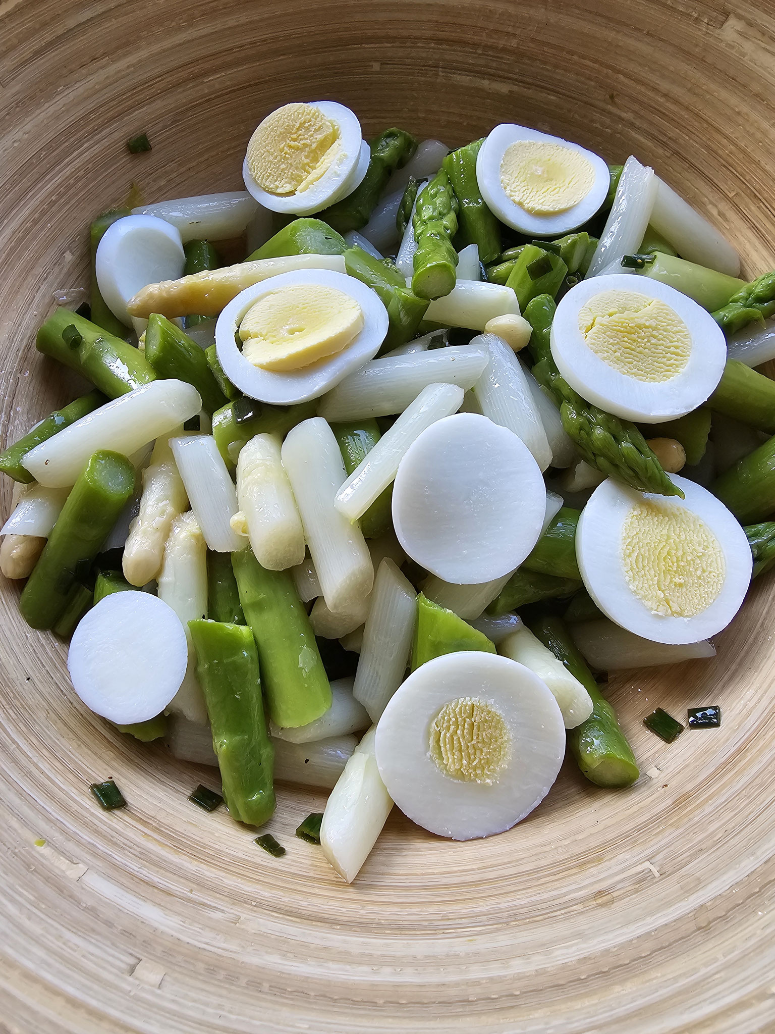 Spargelsalat mit Ei - frischer Frühlingssalat mit weißem und grünem Spargel