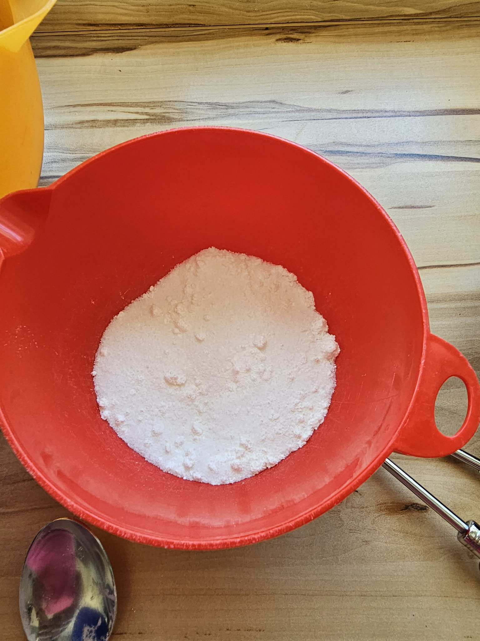 Mehl in einer Schüssel für Johannisbeer Blechkuchen