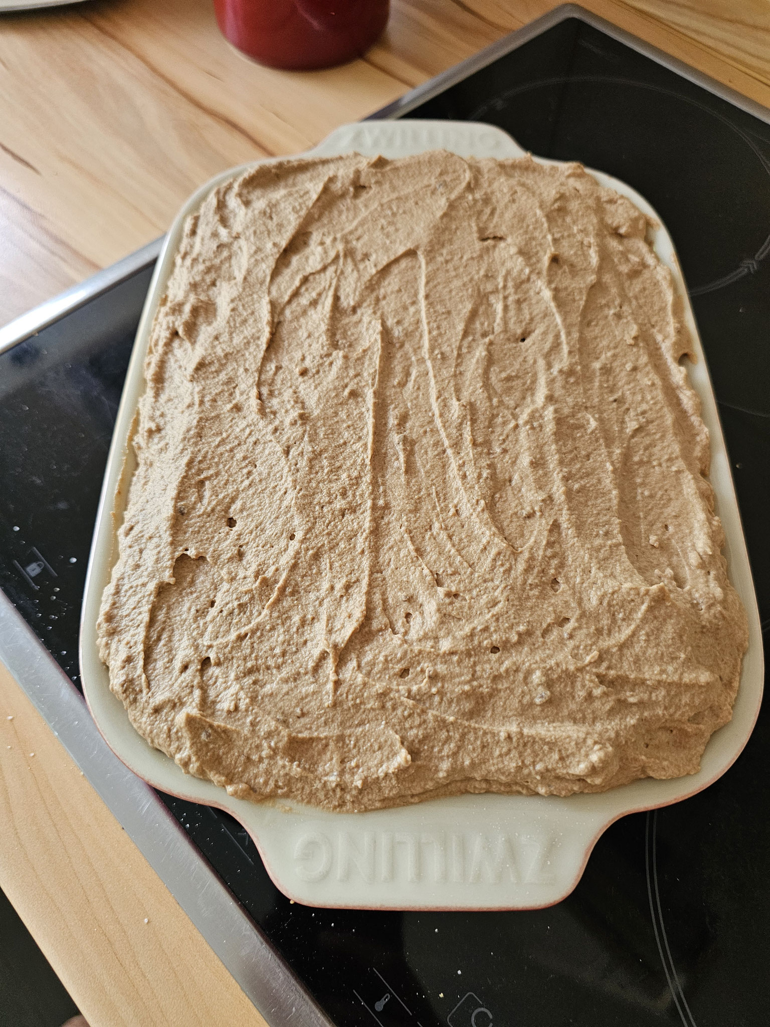 Fertige geschichtete Erdbeer-Tiramisu mit Rocher