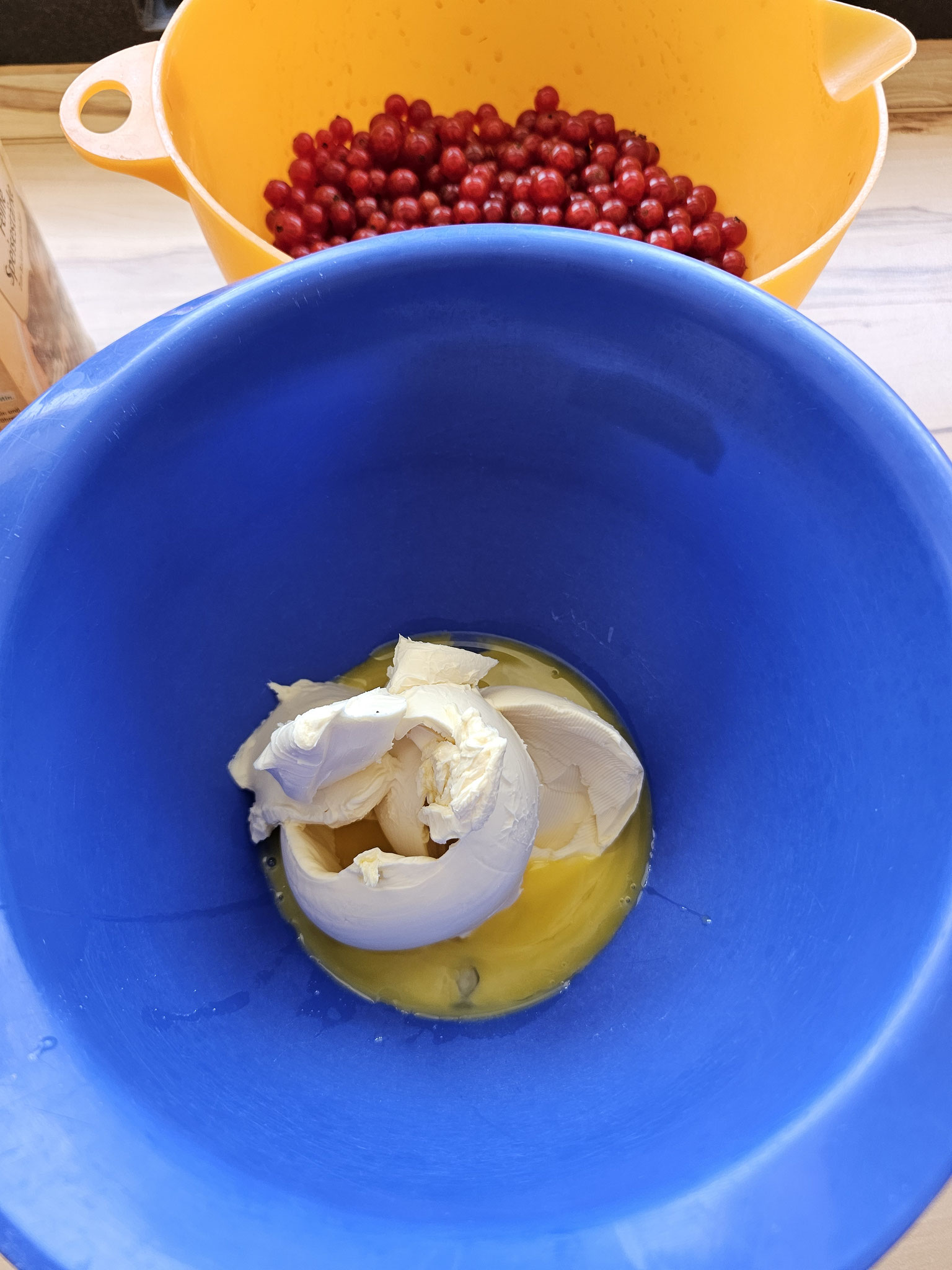 Rührteig für Johannisbeer Blechkuchen zubereiten