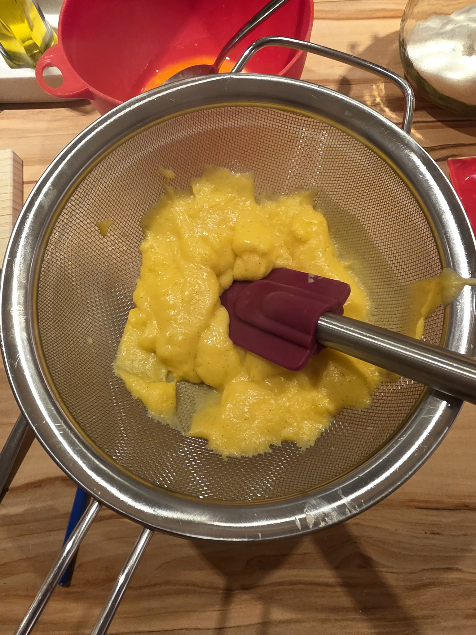 Pudding durch ein Sieb streichen für Esterházy-Torte