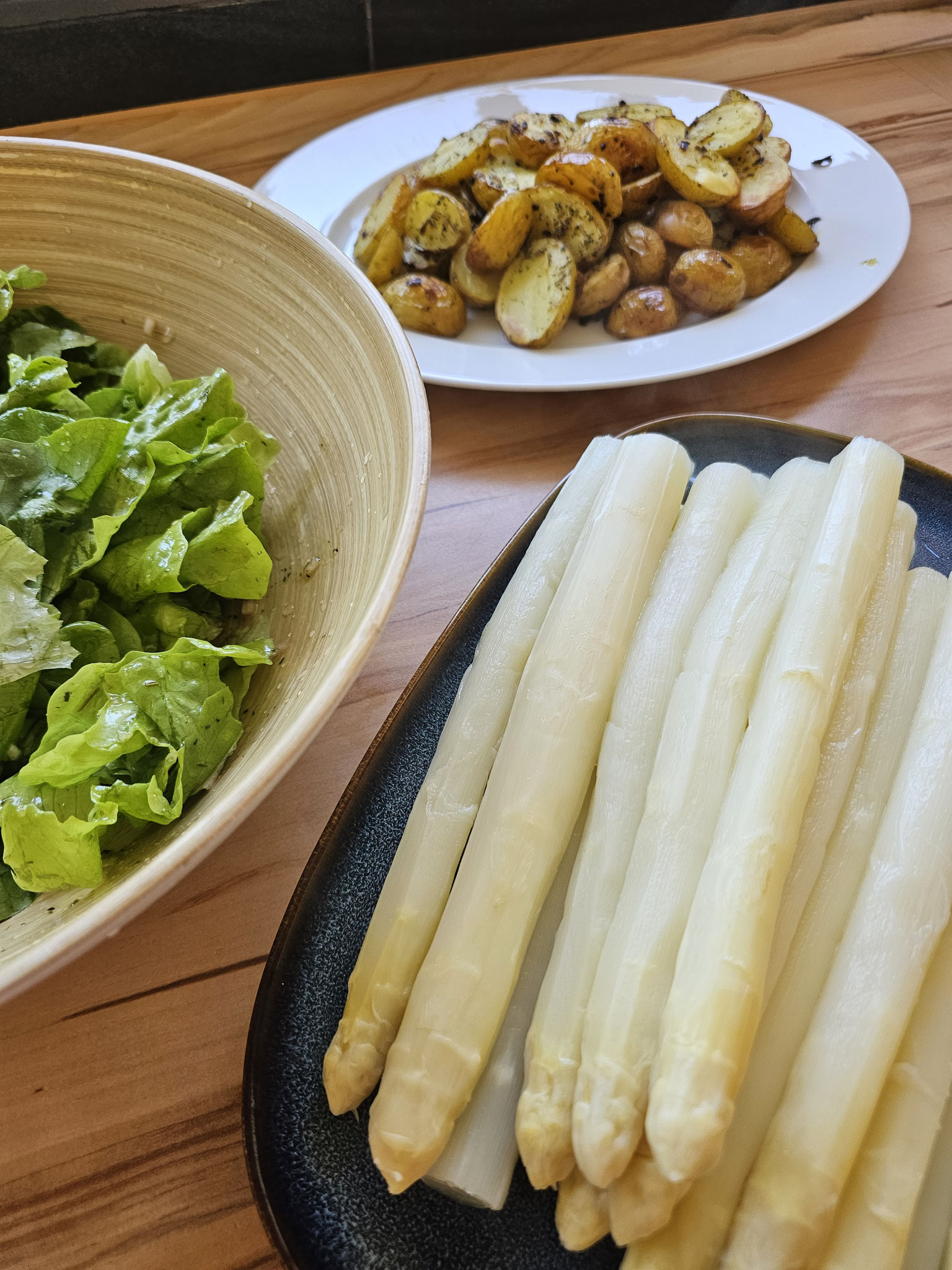 Frischer weißer Spargel - Grundlage für viele Spargelrezepte