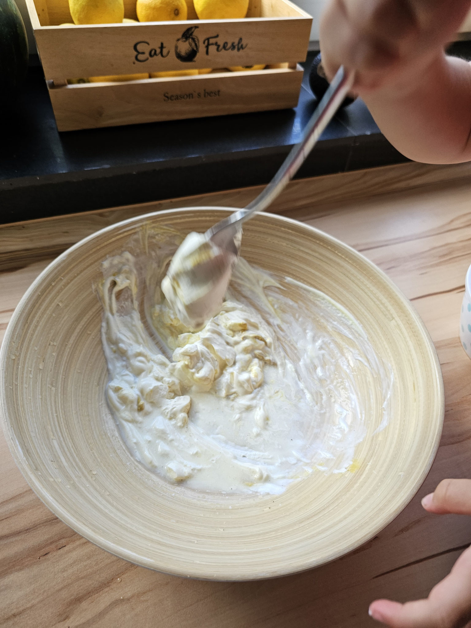 Dressing für Eiersalat verrühren