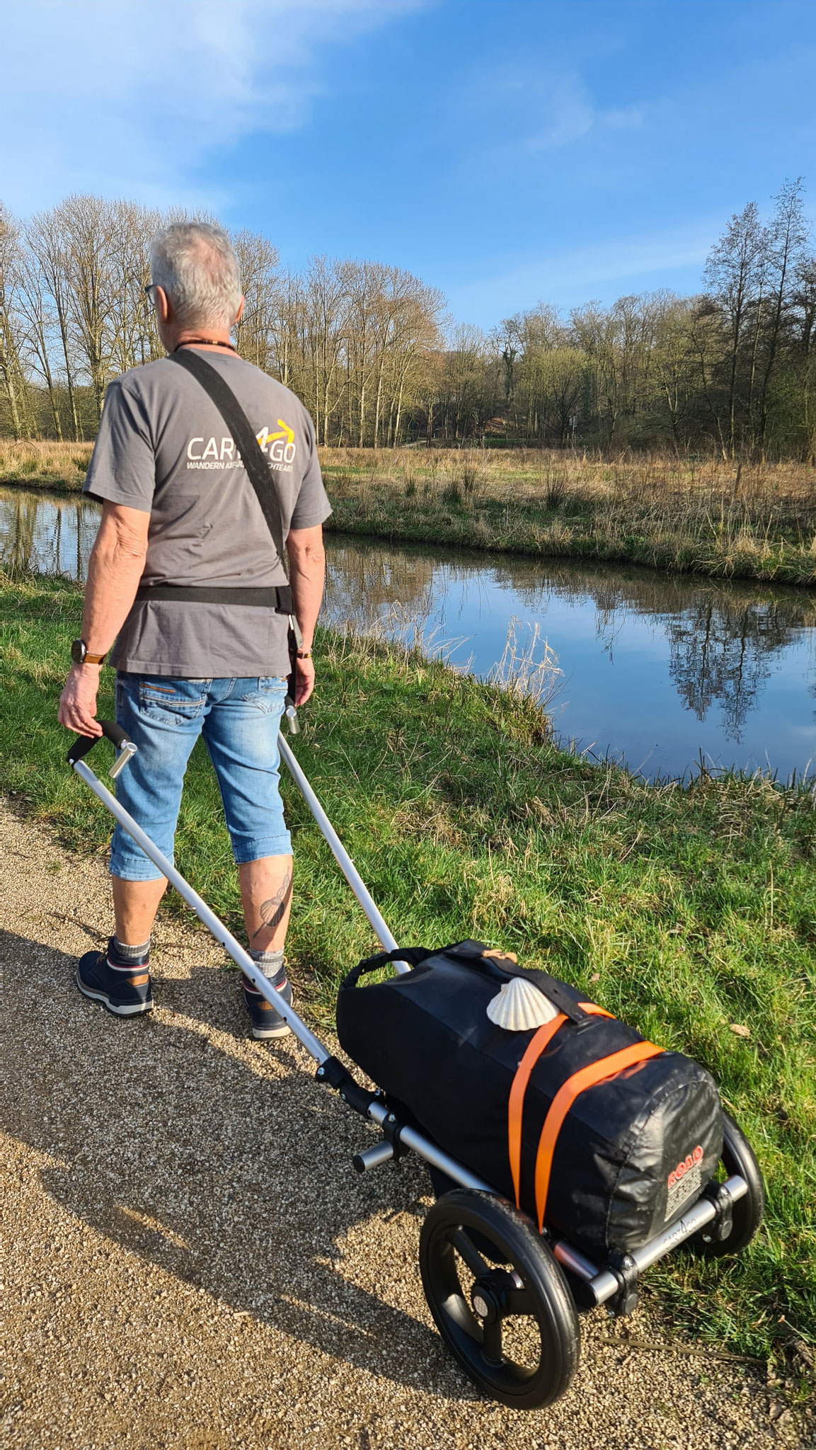 Der neue! Cart4Go duo mit zwei Zugdeichseln, 25kg Zuladung und Fußstütze. Der Abstand zwischen den Hangriffen ist durch die Winkelverbinder einstellbar.