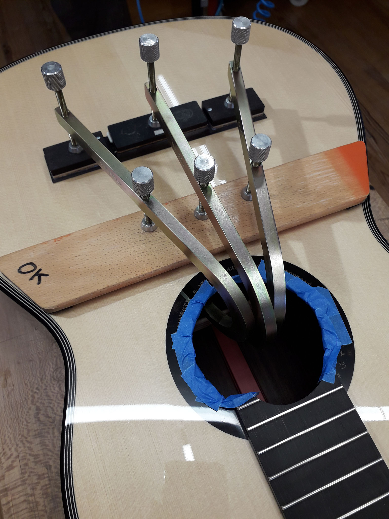 Gluing of the bridge on a guitar