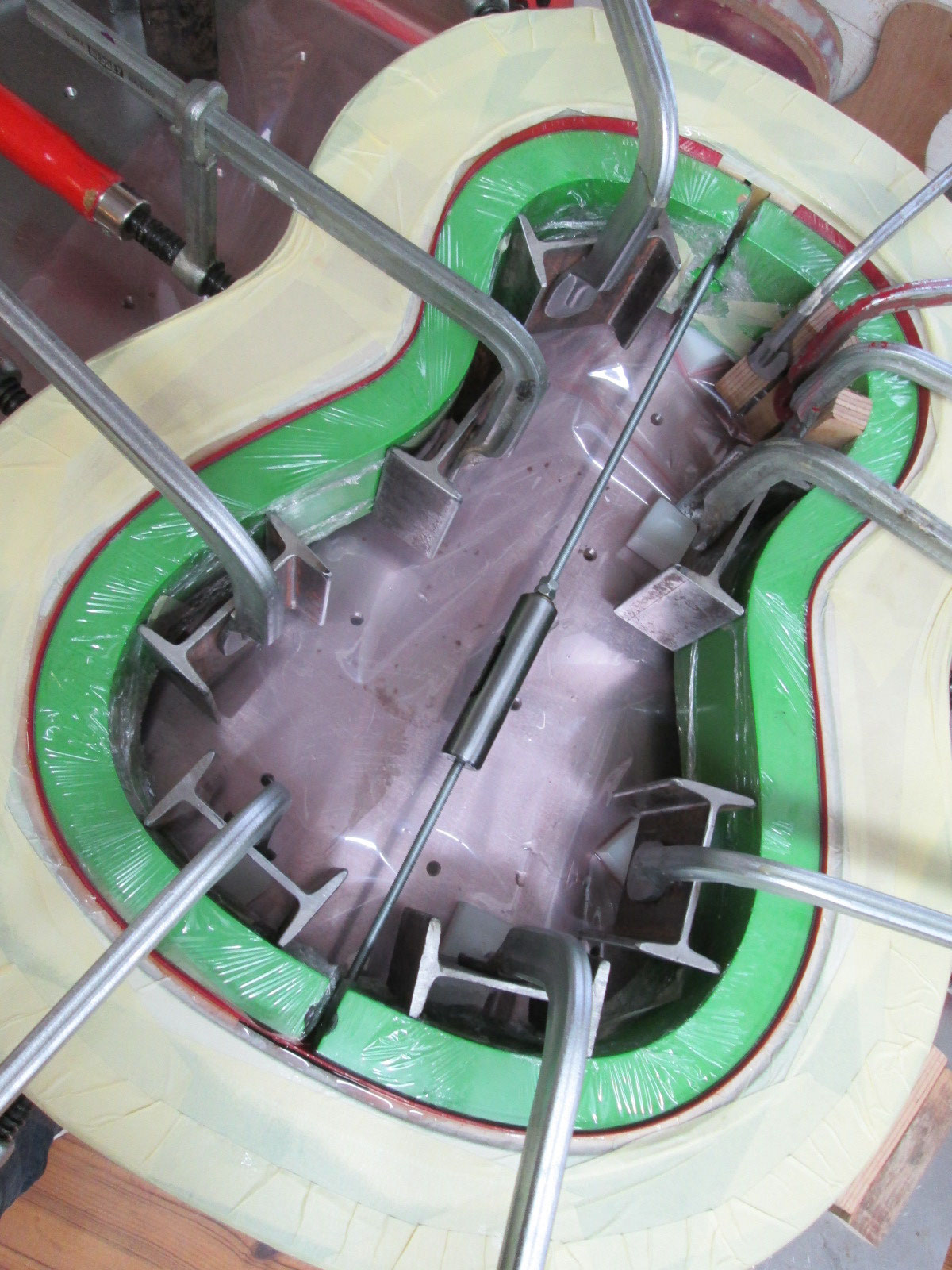 Opération délicate du pressage dans un moule avec contre-moule du placage intérieur du système d'éclisses