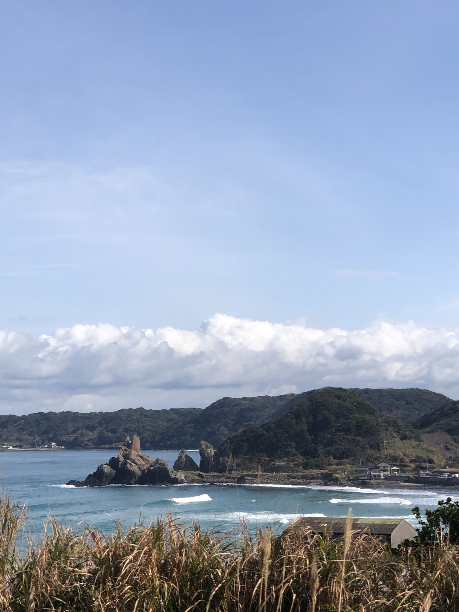 九州サーフィン発祥の地、立神。神々しい岩と美しいブレイクに惹きつけられる。