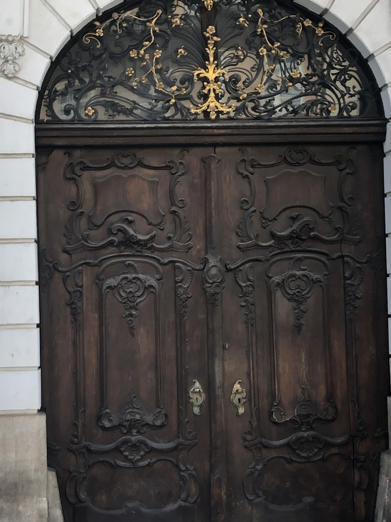 imposantes Eingangstor mit Fuggerwappen
