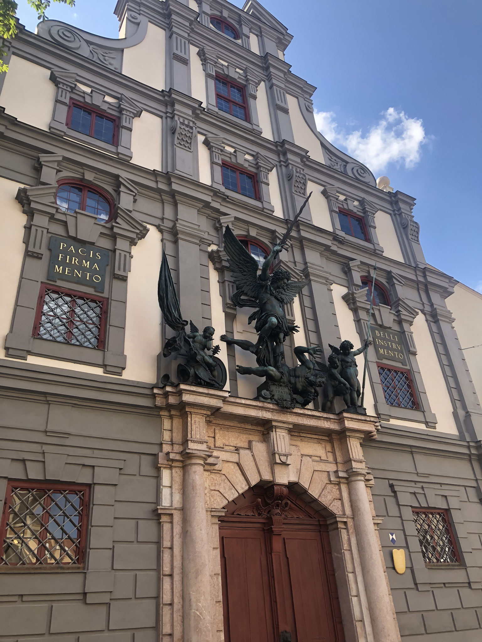 Zeughaus in Augsburg mit imposanter Michaelsgruppe