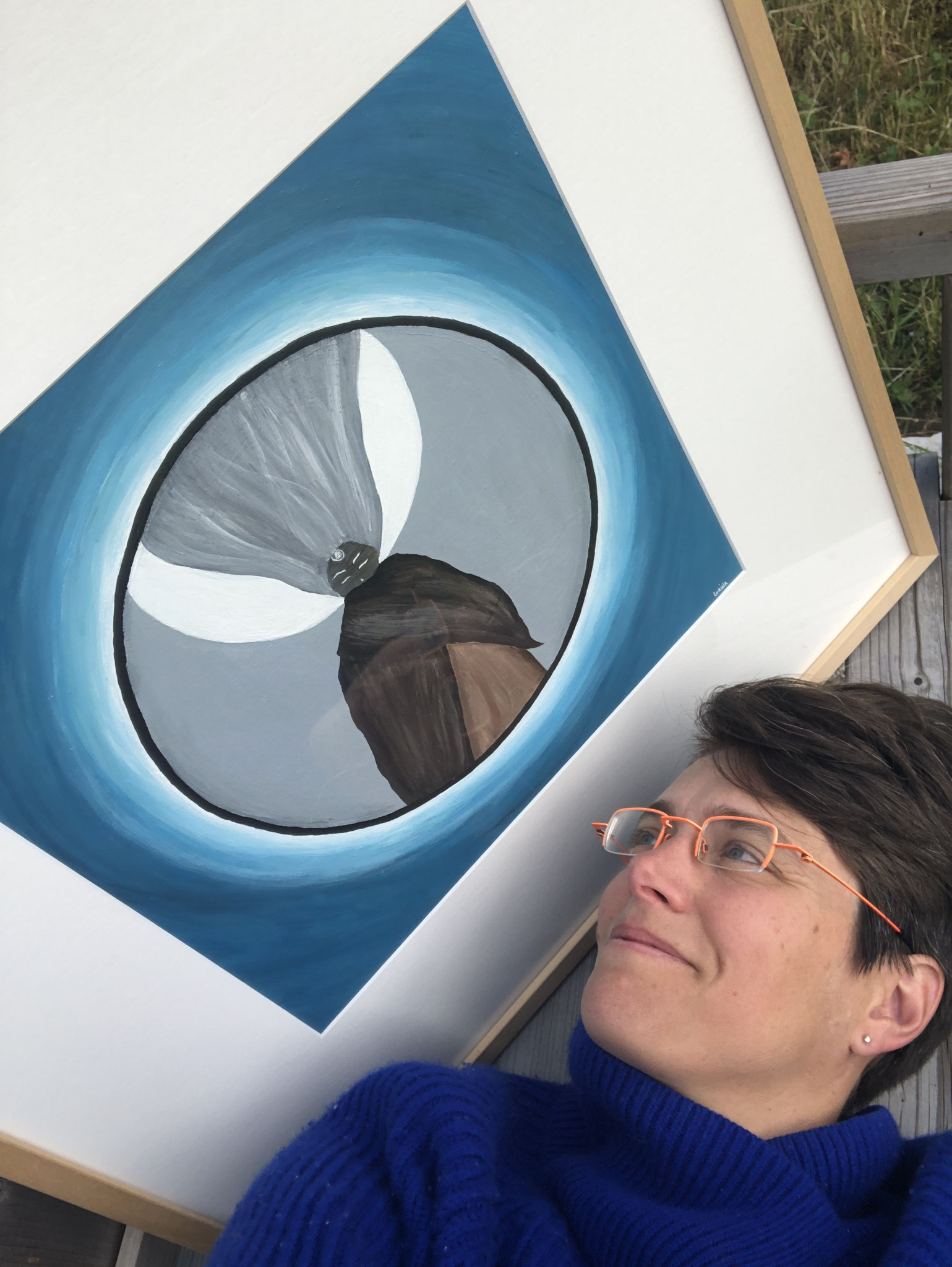La Grande Mère, peinture originale de Lorina, fond bleu avec une femme sage symbolisant la présence