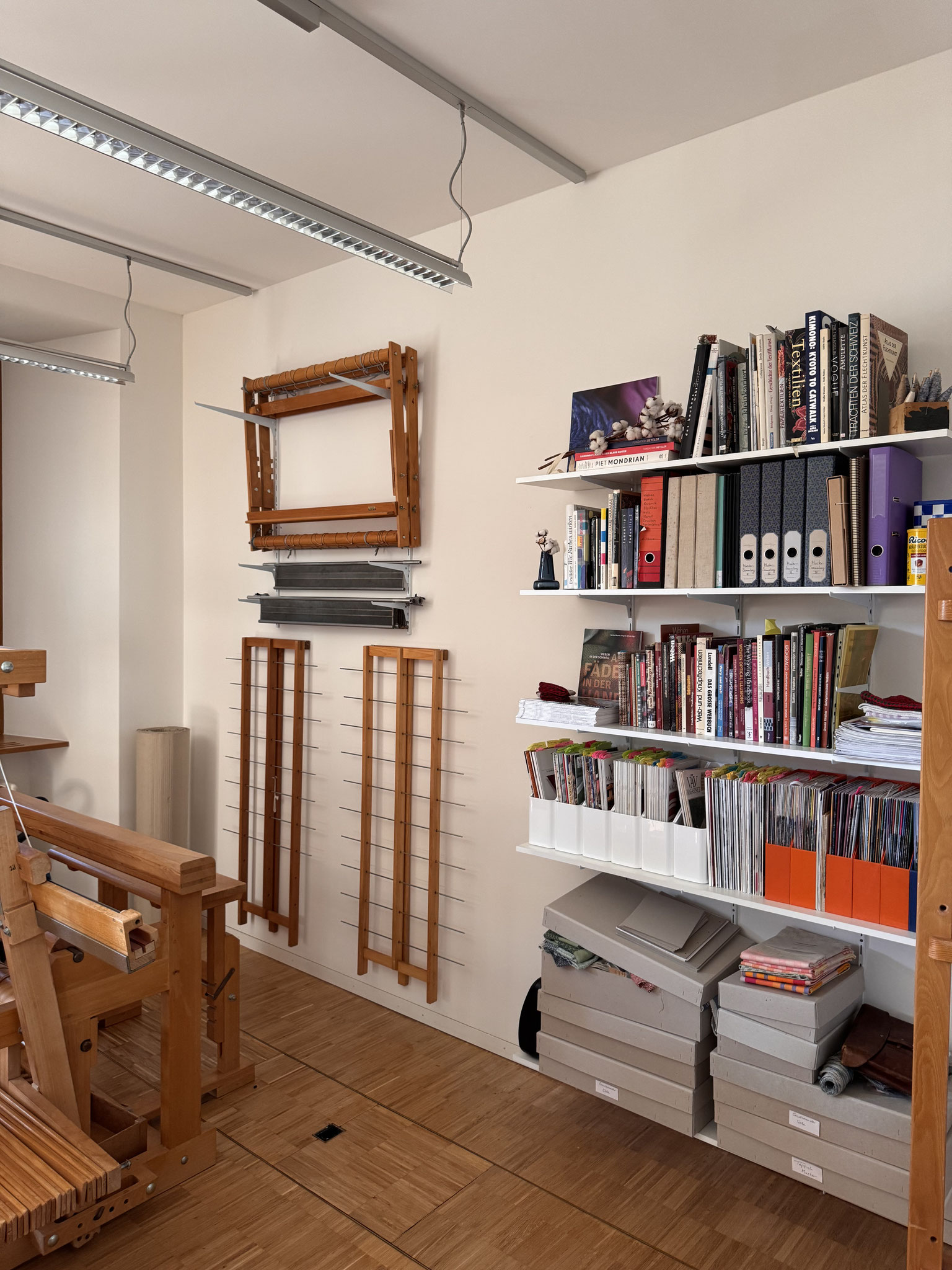 Fachliteratur und Webrahmen