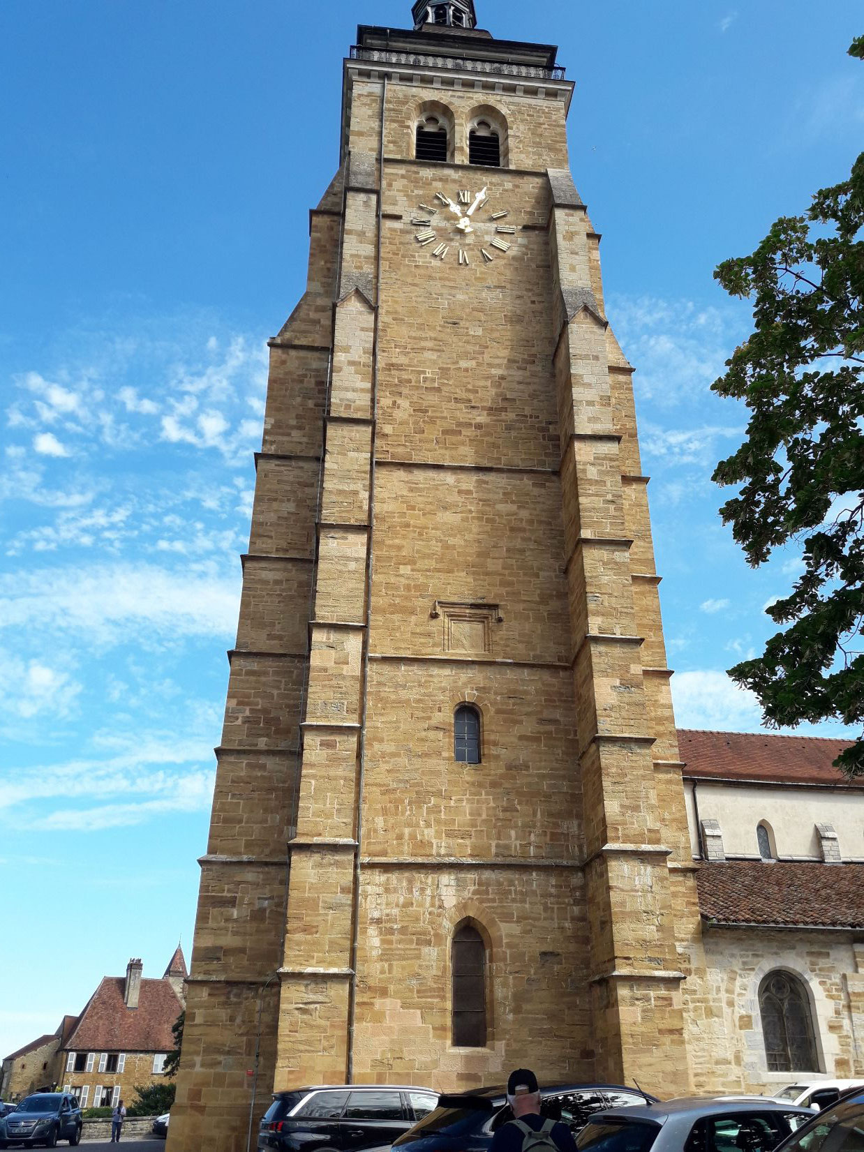 le clocher de l'église Saint Just de 60 m de haut, construit en pierre ocre