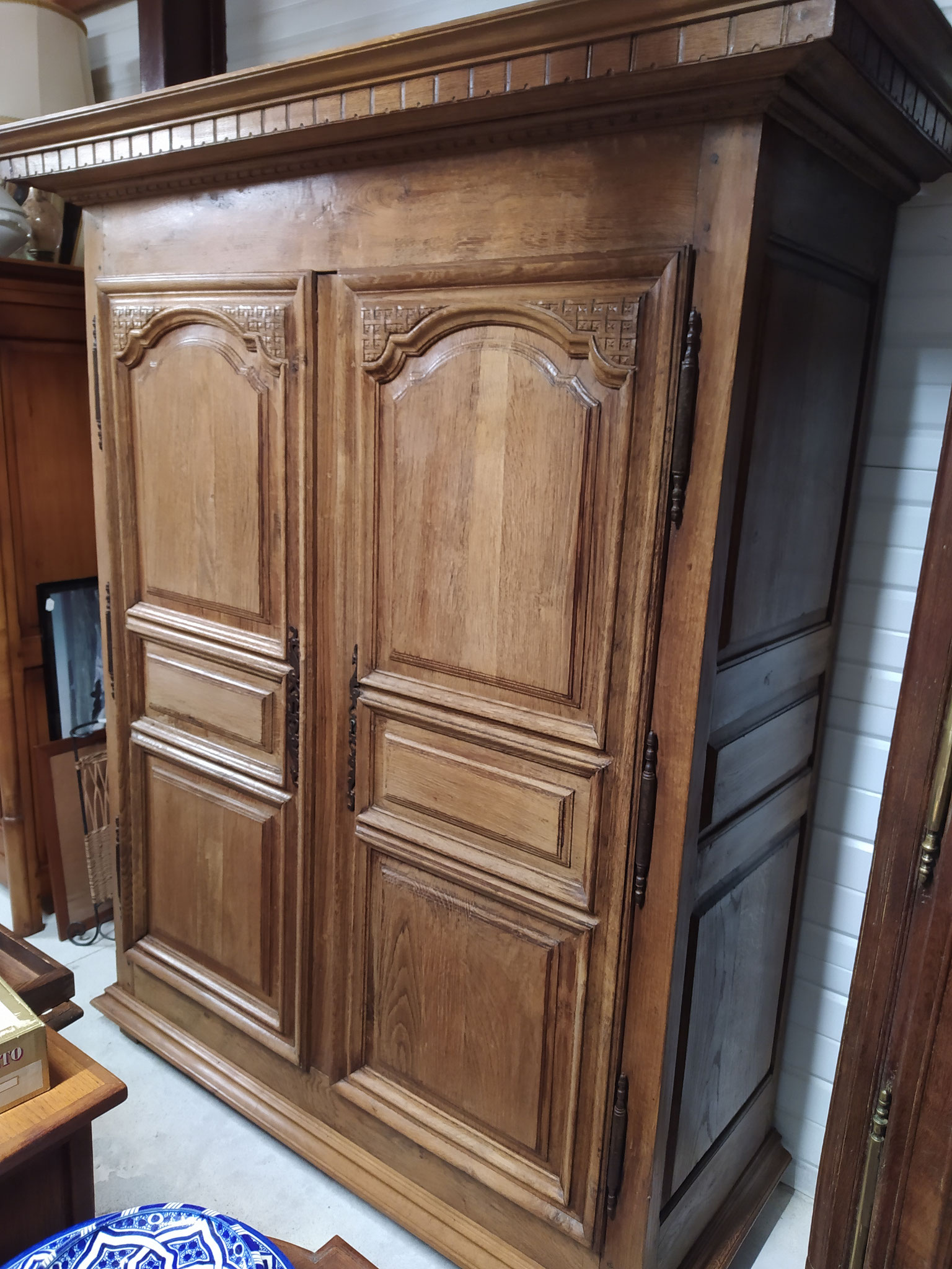 Ancienne armoire en chêne lg 1m65 pf 70 cm ht 1m92