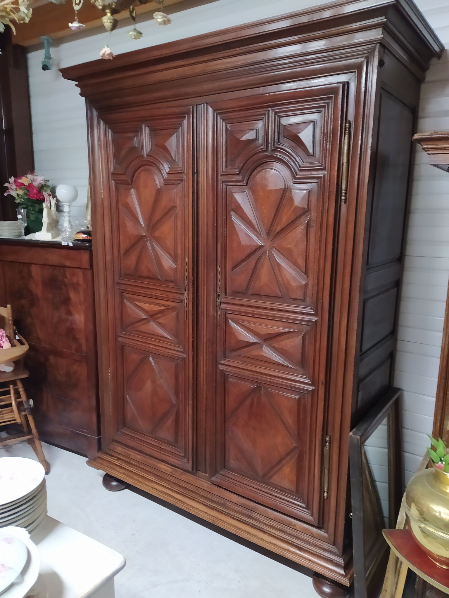 Ancienne armoire en Noyer lg 1m62 pf 64 cm ht 2m27