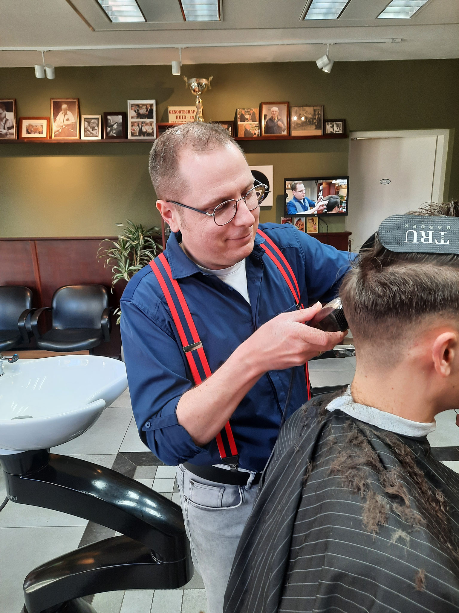 Laurens aan het werkt in de vernieuwde barbershop