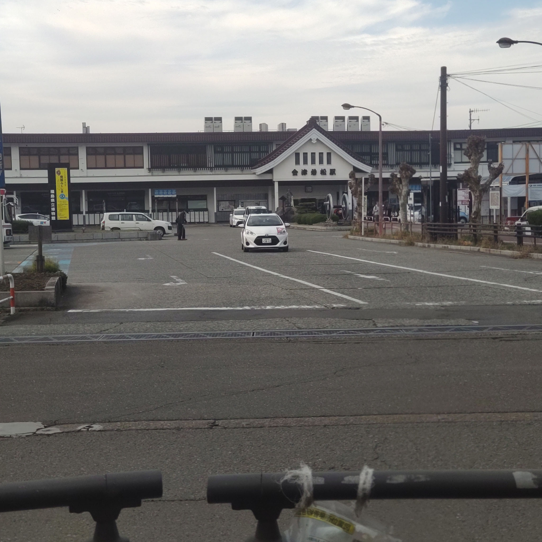 会津若松駅にて。澄んだ空気に旅の期待がふくらみます