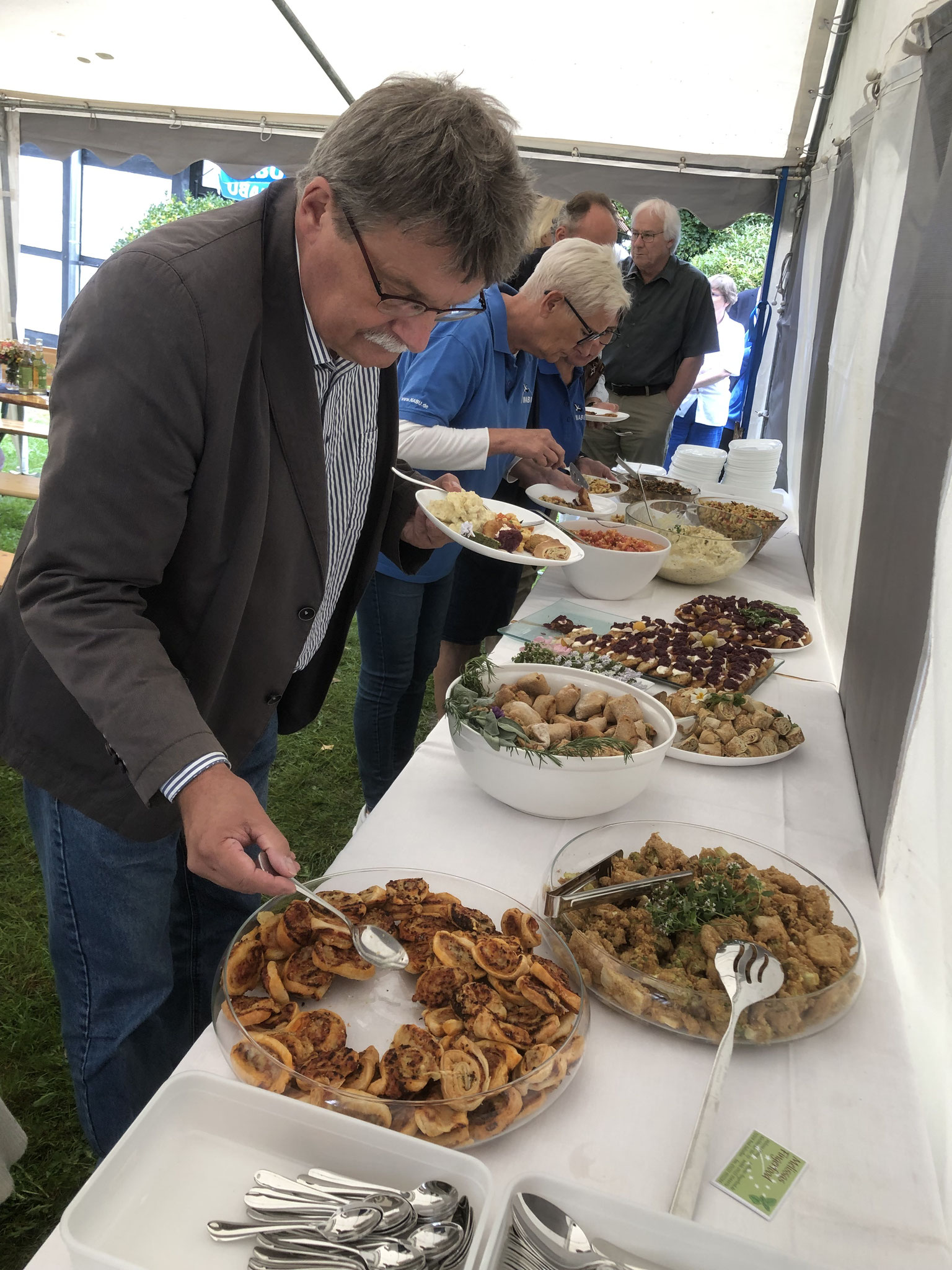 Vielfältig, vegetarisch und biologisch. Das Mittags-Buffet von "Melissas Fingerfood" fand großen Anklang (Foto: F. Diebrok)