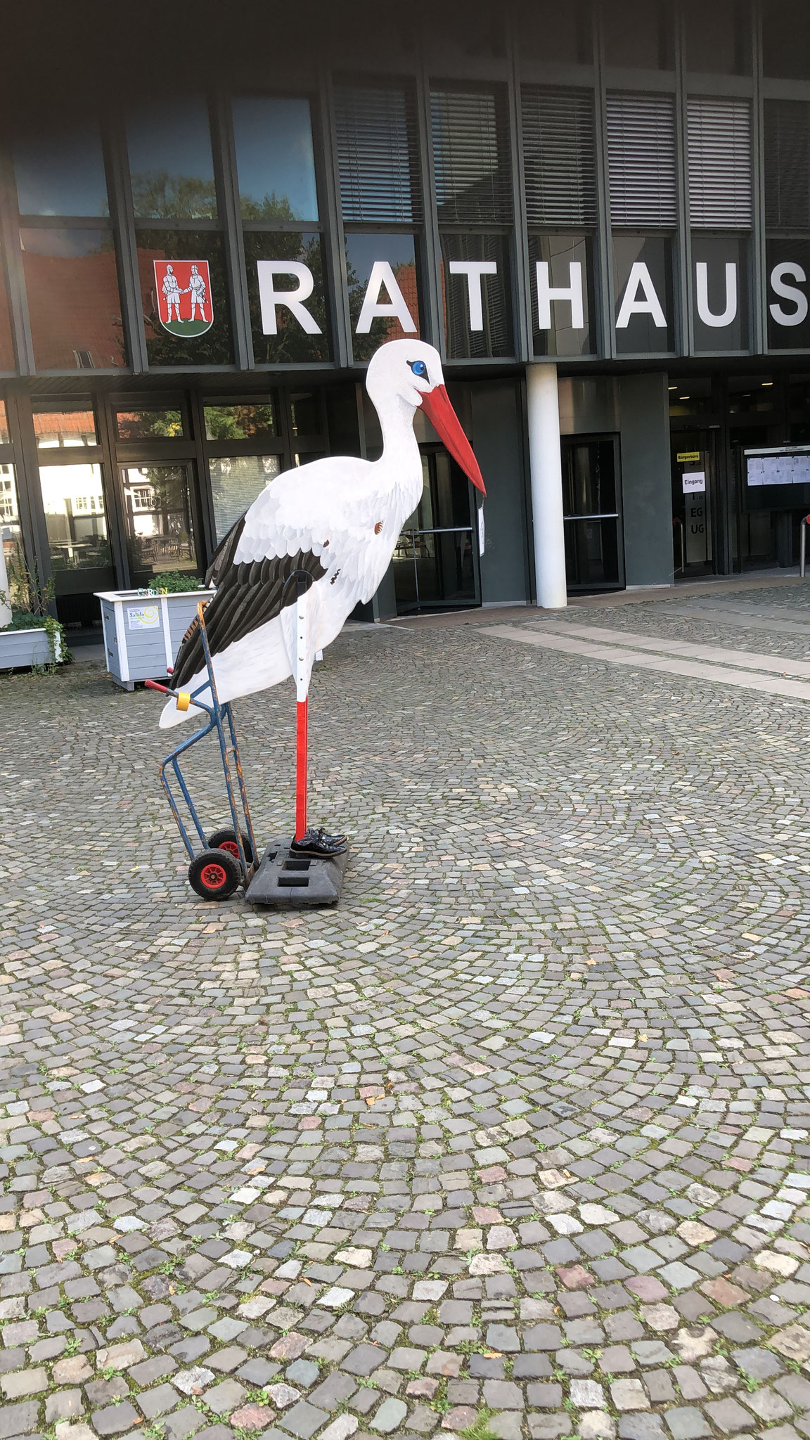 "Geburtshelfer" unseres Jubiläumsmaskottchens waren die CompetenzWerkstatt Bünde und Künstlerin Katharina Coenen  (Foto: F. Diebrok)