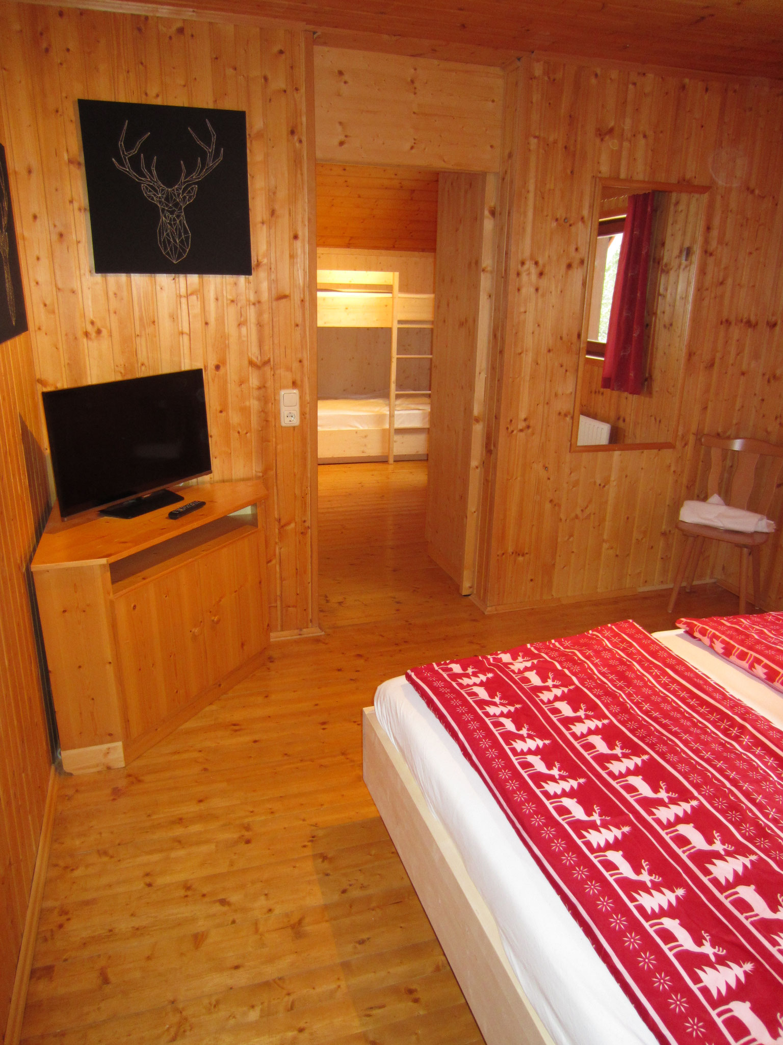 Zirbenwald Lodge - Durchgang mit Schiebetüre zum Stockbettzimmer - NEU