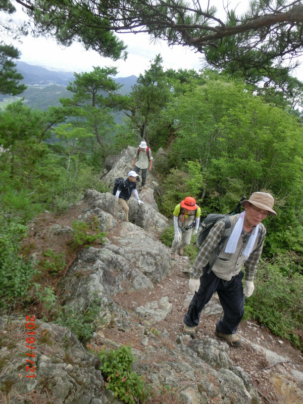 １０．山頂近くの岩尾根