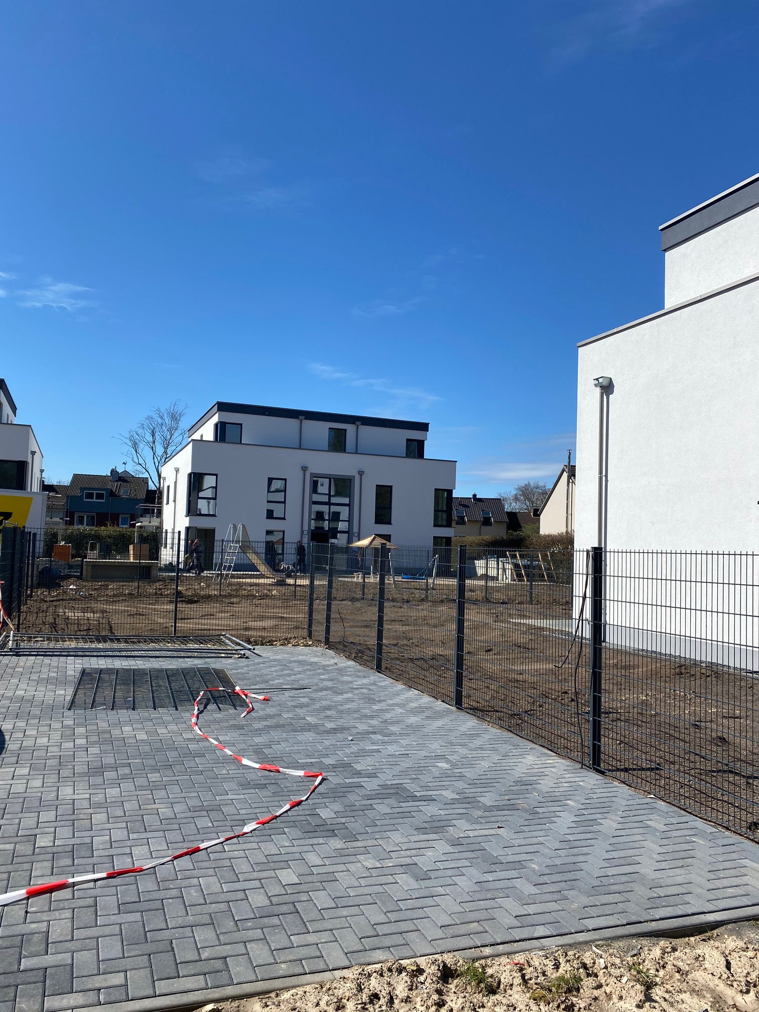 vorbereitet Gartenterrasse Haus 5 mit Blick auf Haus 2