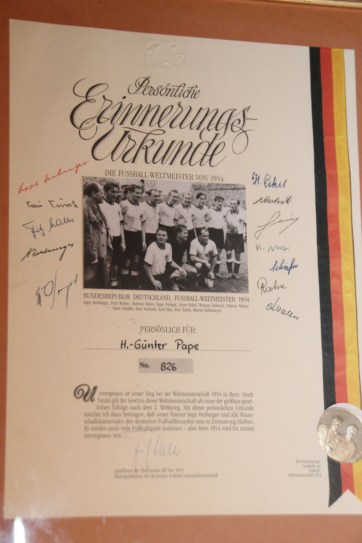 Erinnerungsurkunde mit den original Unterschriften der Weltmeister von 1954 inkl. Sammelmünze.