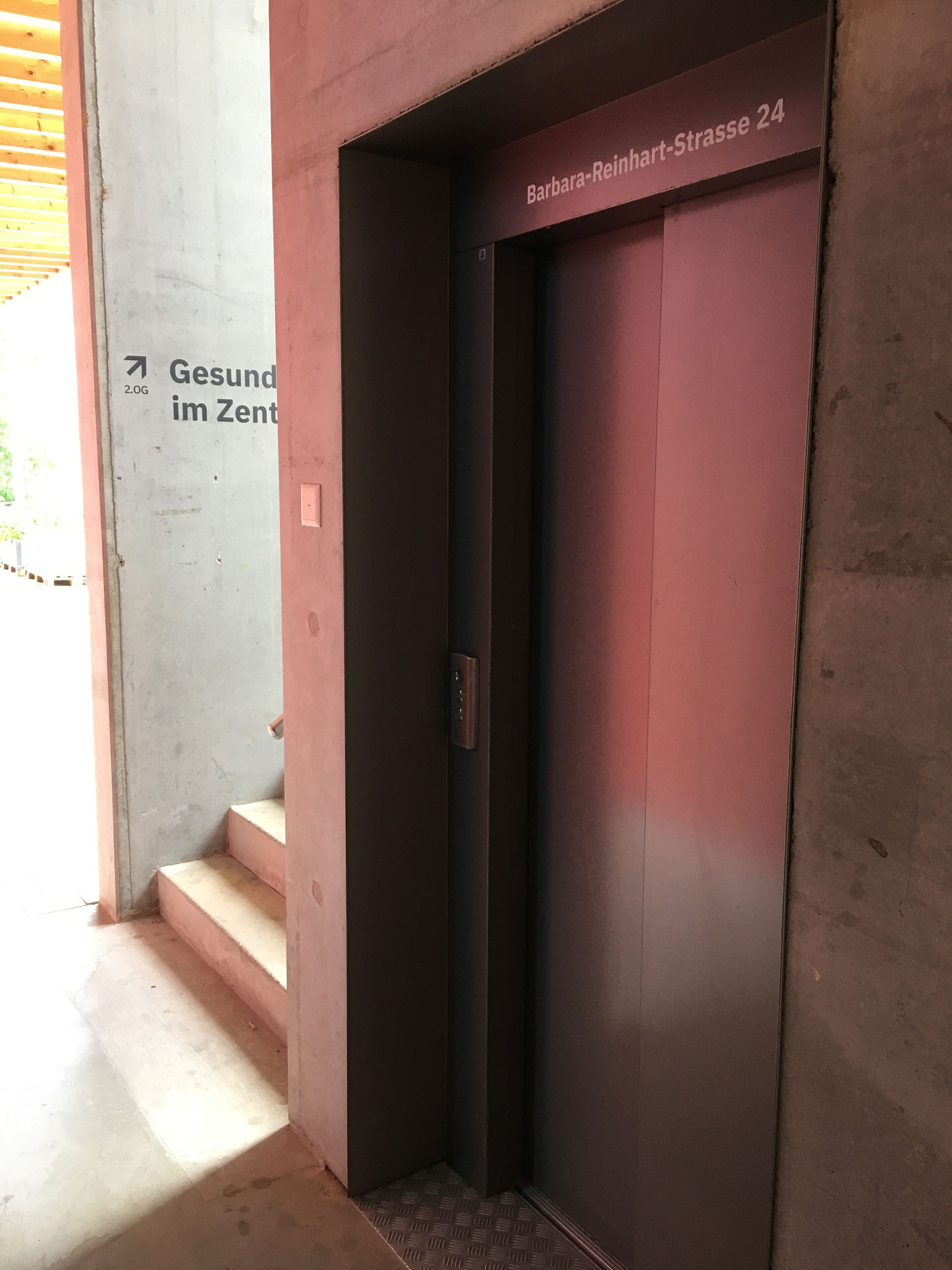Treppenhaus und Lift von links kommend