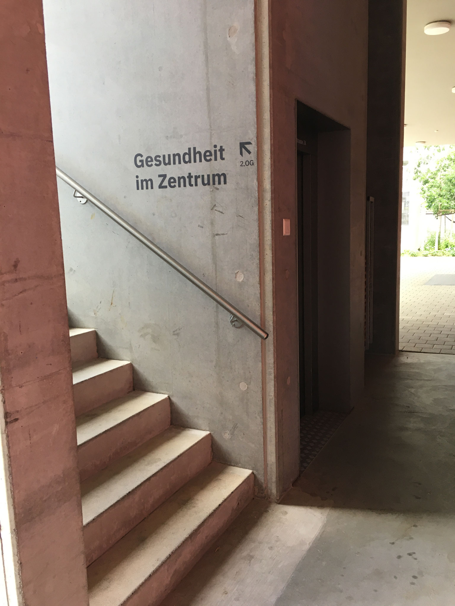 Treppenhaus und Lift von rechts kommend