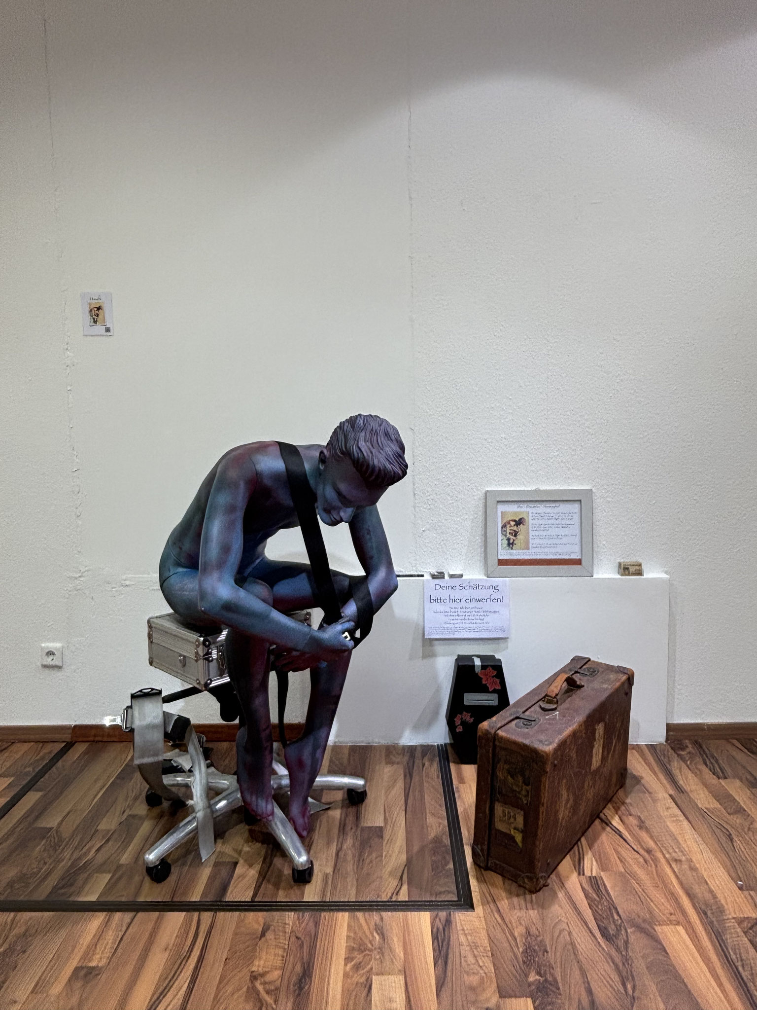 "Unnahbar", in der Kulturwerkstatt mit schwerem Gepäck unterwegs