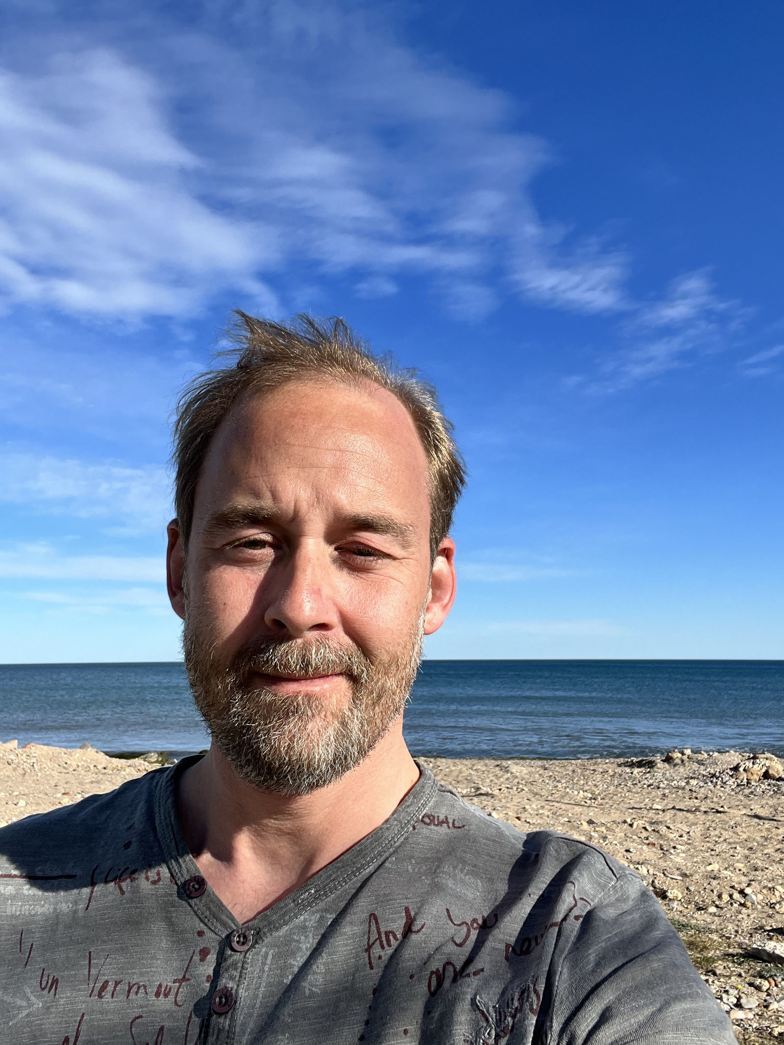 Einer der sehr zufriedenen Momente auf der Reise. Natürlich am Meer 😊