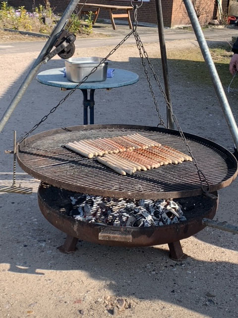 Eine leckere Bratwurst für alle Helfer