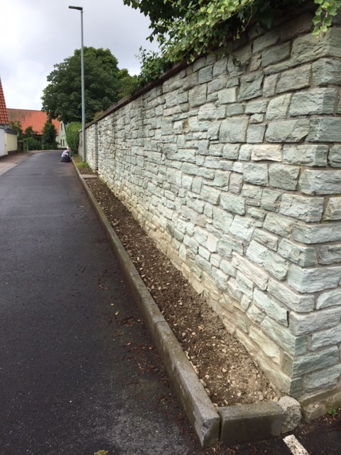 das Beet an der Oberemser Friedhofmauer wir unkrautfrei gemacht (7.2019)