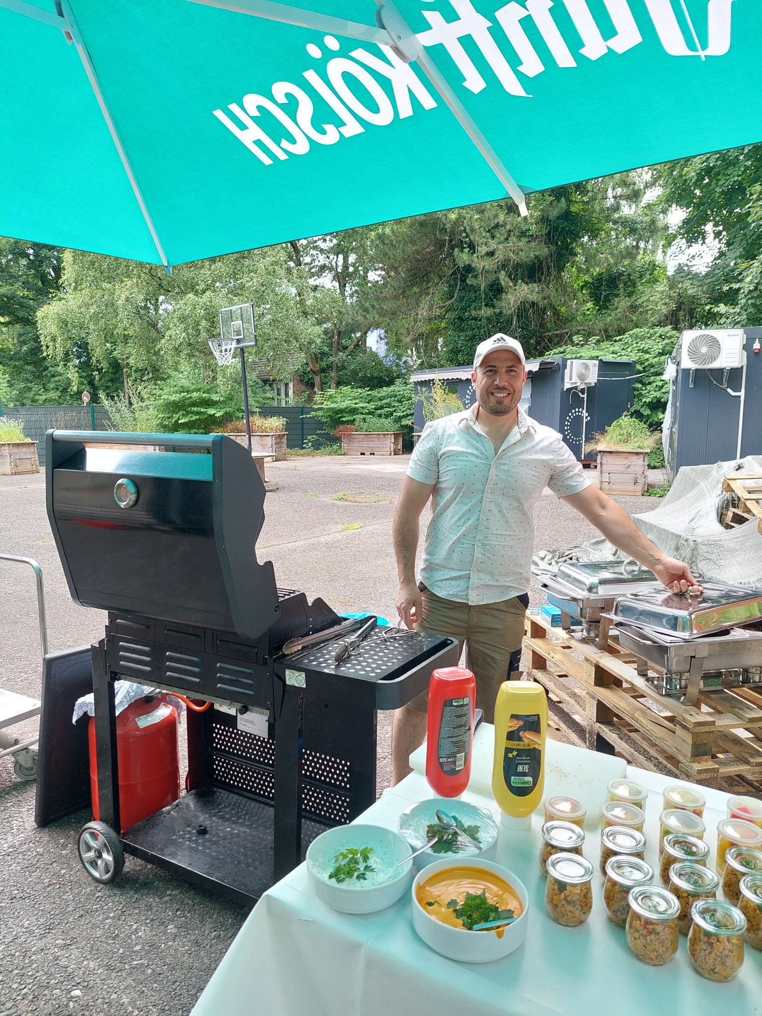 Unser gutgelaunter Grillmeister sorgte immer für Nachschub.