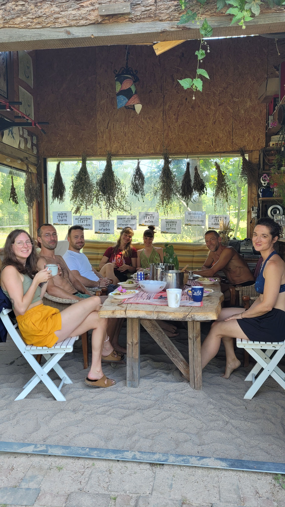 Gemeinsam beim Essen in der Wilden Waldgartenküche