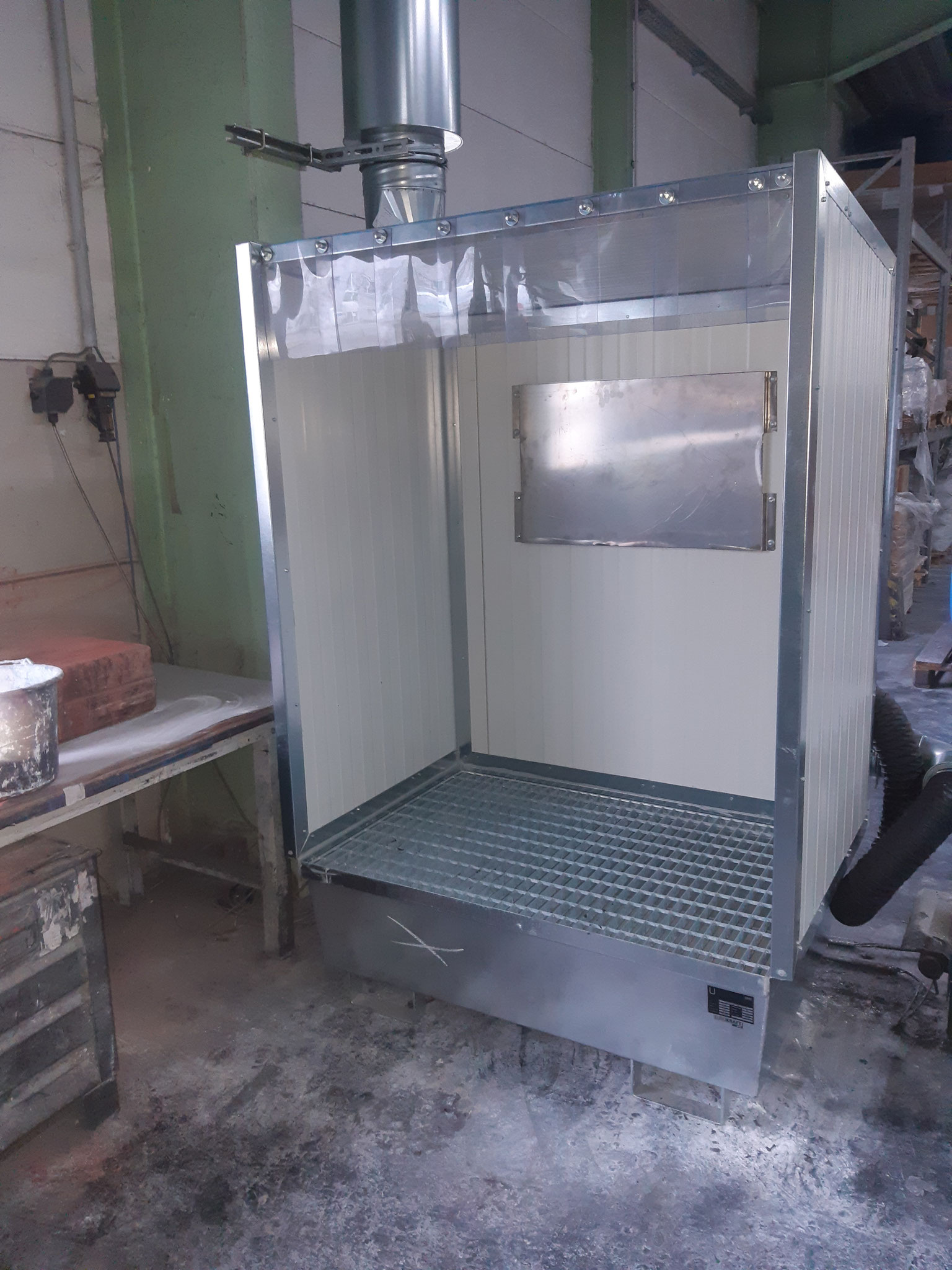 AirMex FAB-40 Absauganlage mit Absaughaube am Arbeitsplatz