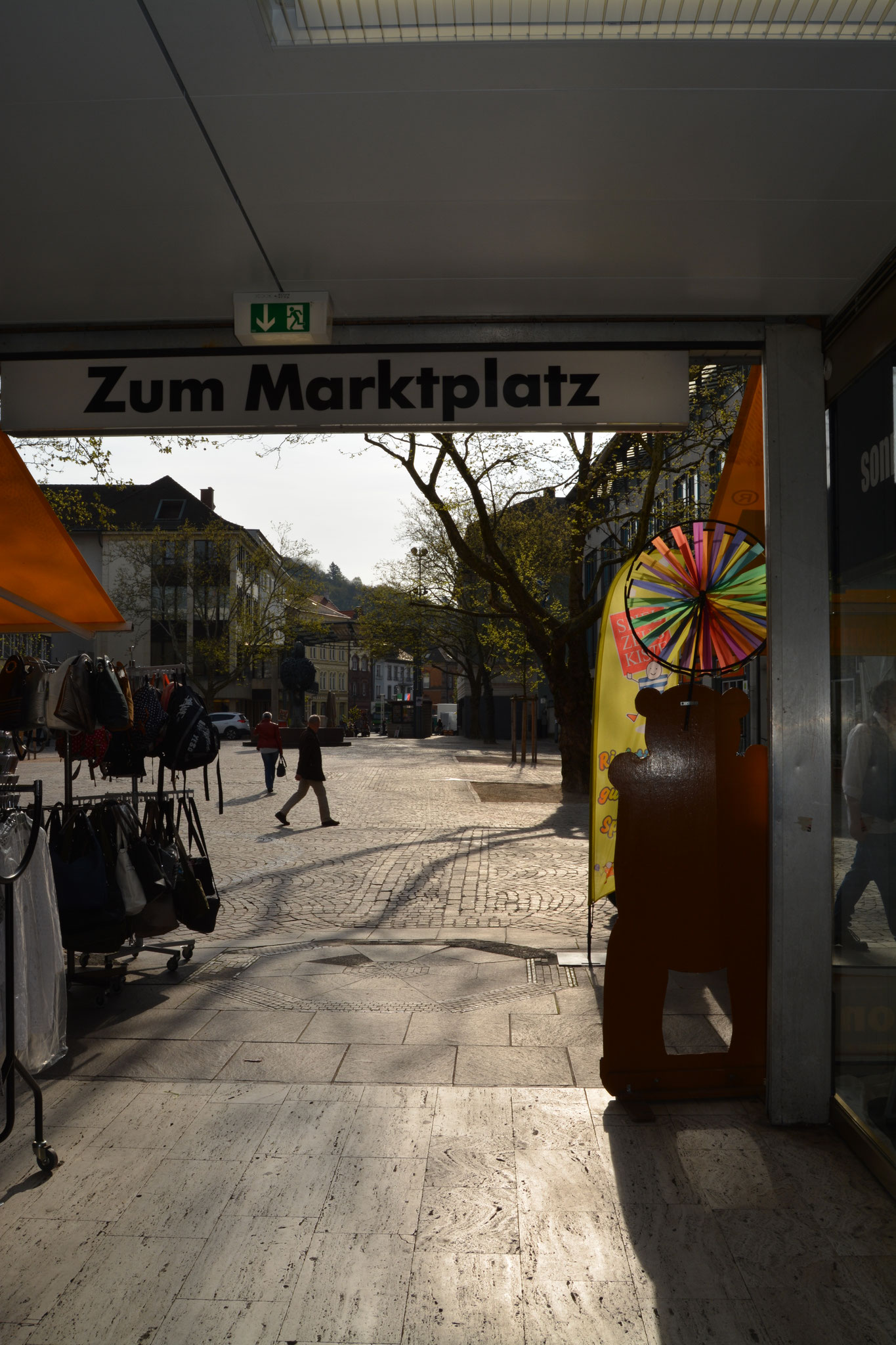 Blick aus der Passage auf den Marktplatz