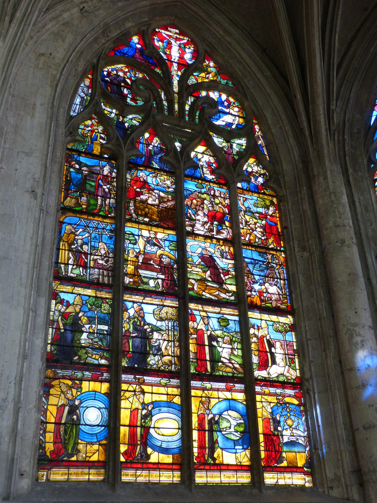 vitrail de la création à l' église Ste Madeleine à Troyes