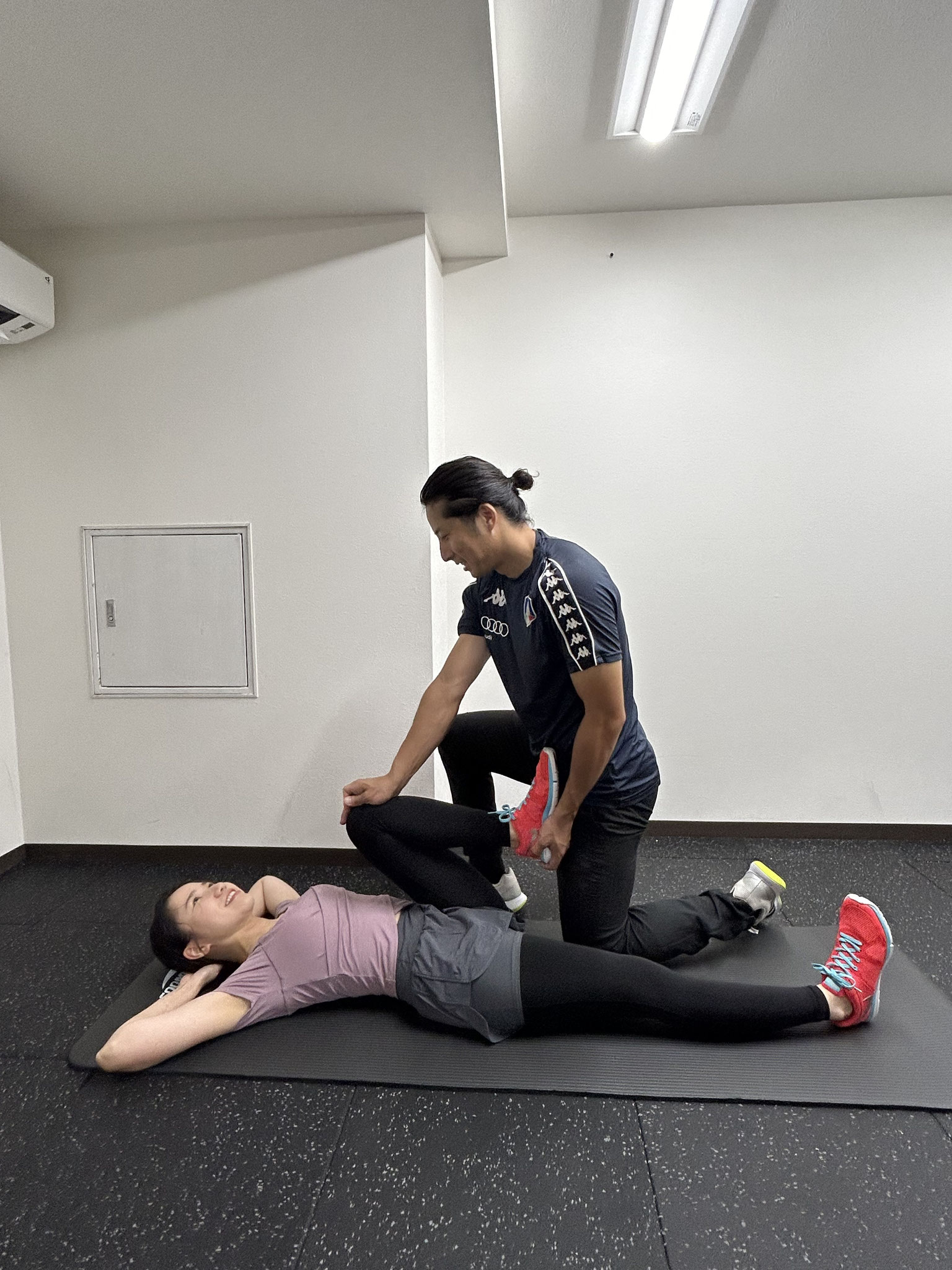 -8.クールダウン- 最後にストレッチを行い、体を整えます。