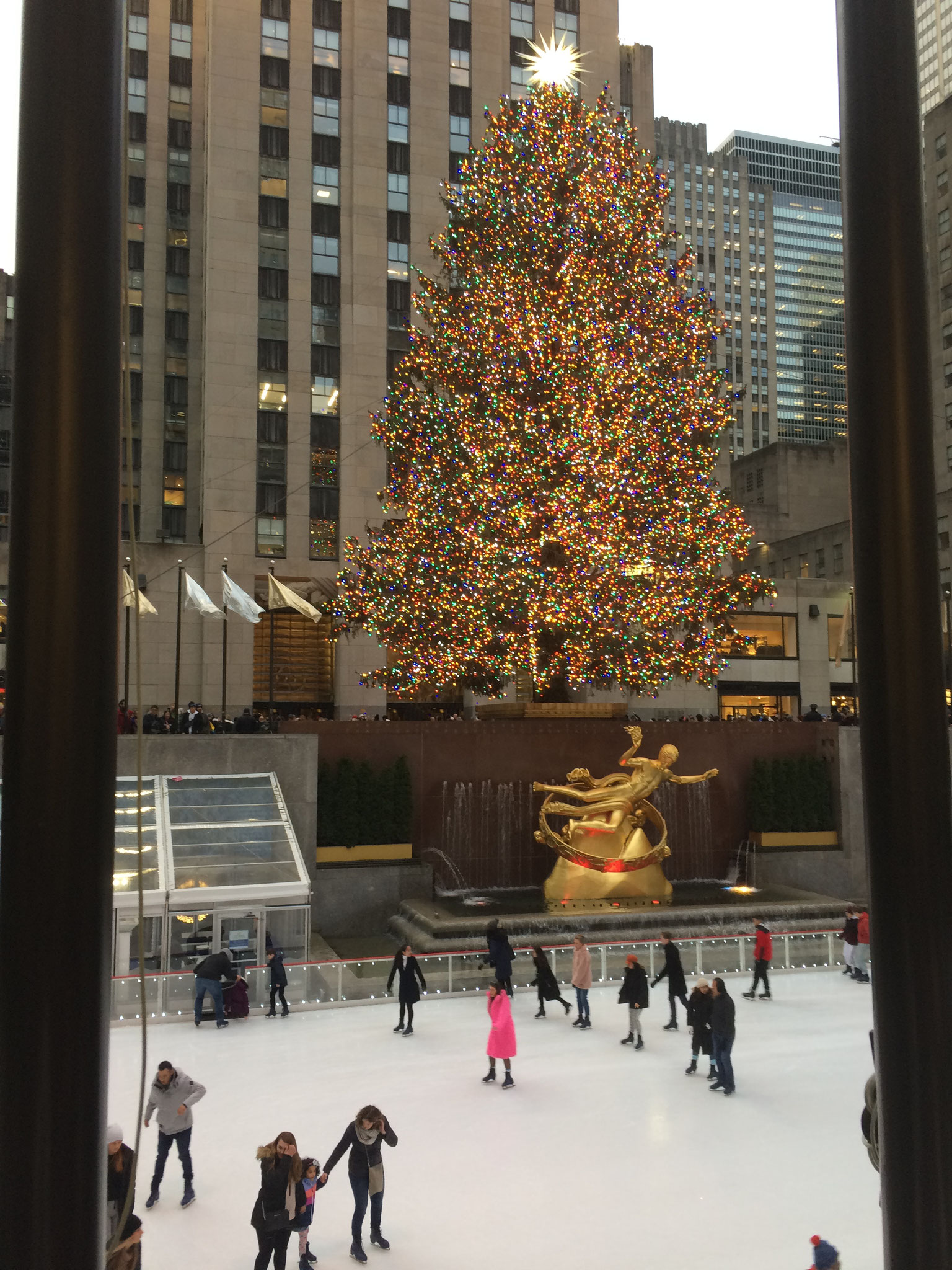 Christbaum NYC/Rockefeller Center 70 Jahre, 14 Tonnen, 25 Meter, 50.000 Lichter-muss man mal gesehen haben