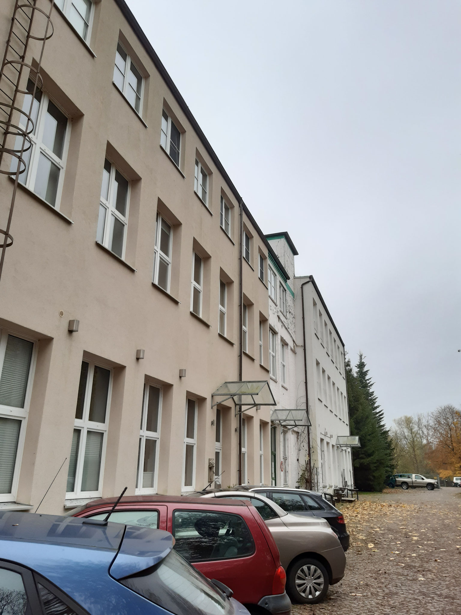 Vorderseite (Eingang zum Fahrstuhl)