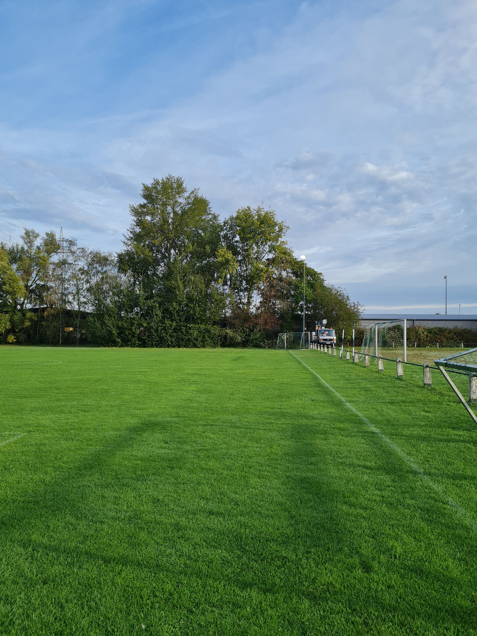 Erstmals 1 Leuchte zum kleinen Rasenplatz