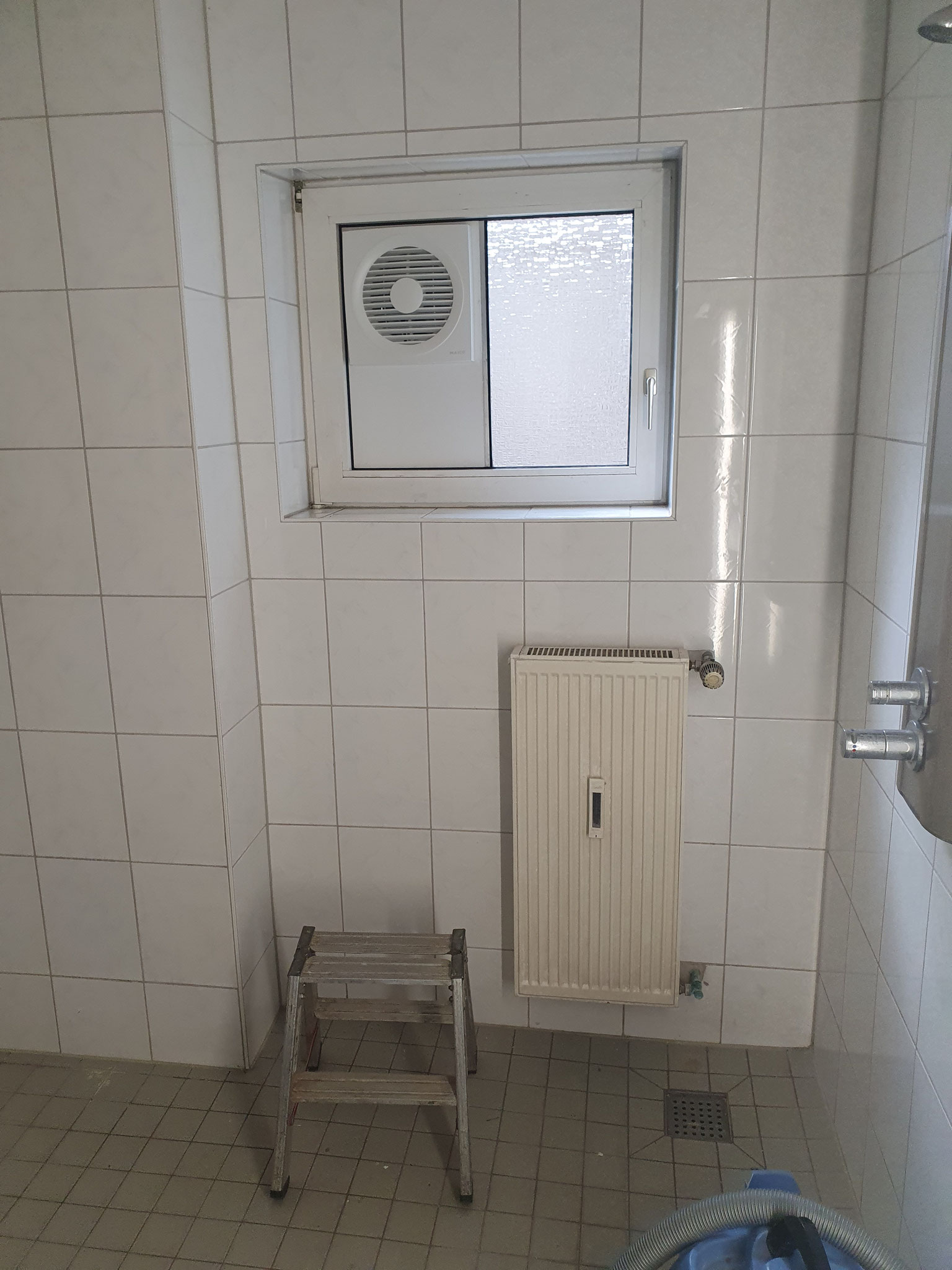 Ventilator und Glaselement montiert 