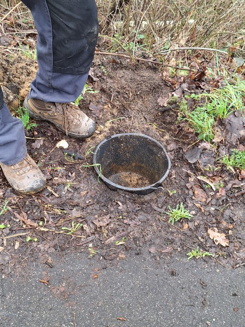 In den öleeren Eimer fallen später die Amphibien.